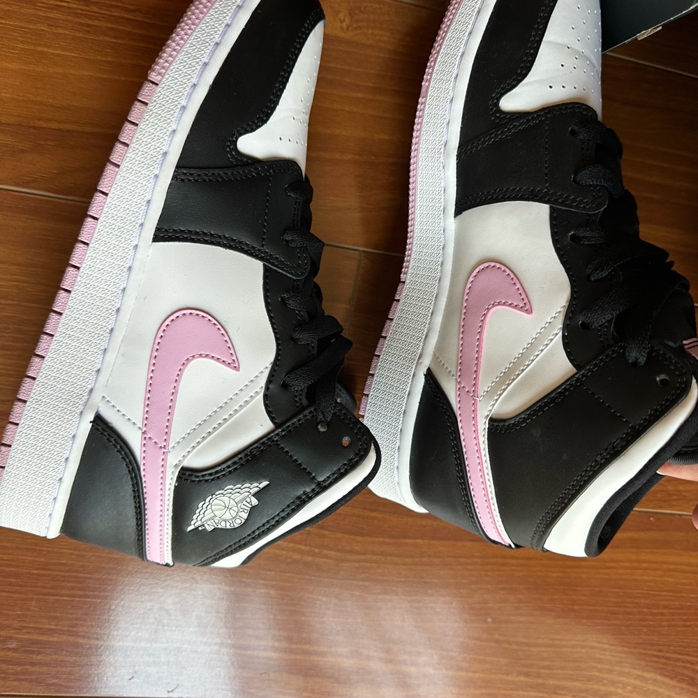Jordan Women's Sneakers Black White Pink - Picture 4 of 9